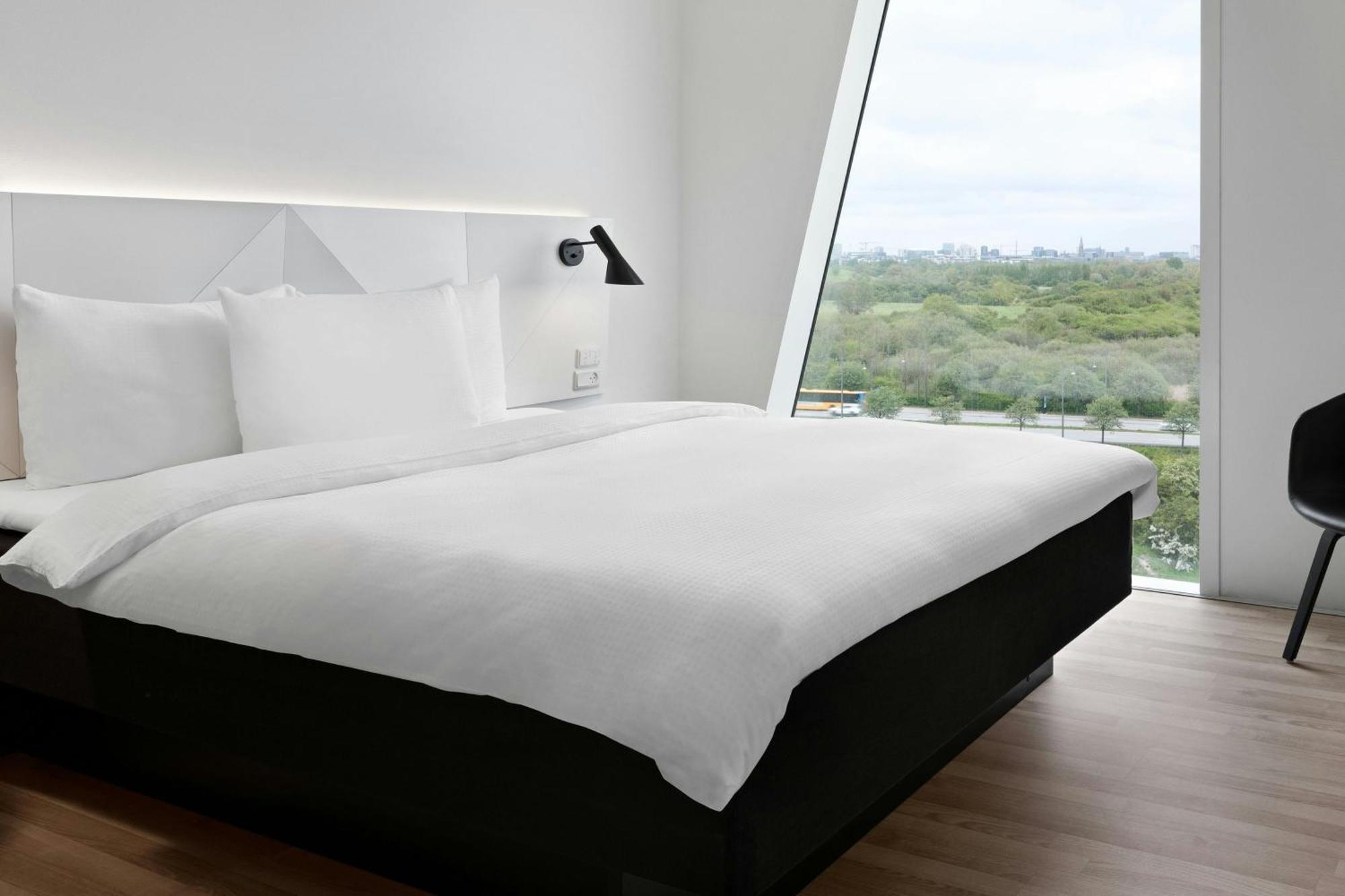 Large Standard City View Larger guest room 1 Queen,1644412496:JPEG